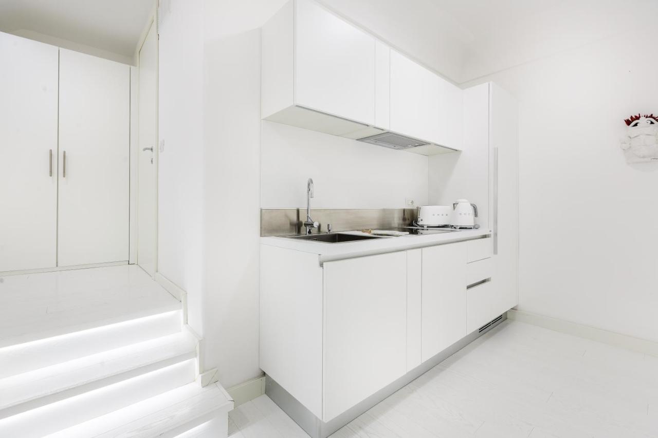 White Stylish Apartment 3 Вико-Экуенсе Экстерьер фото